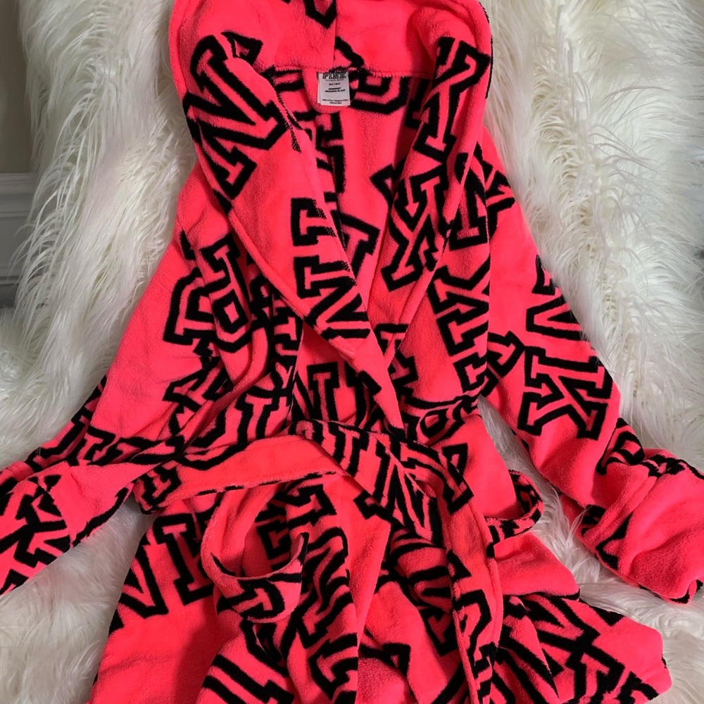 PINK Victoria’s Secret Robe NWOT Medium/Large